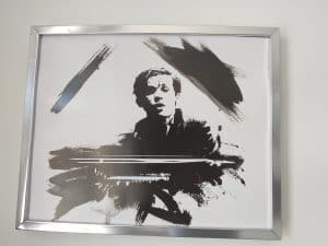 portait de Glenn Gould en 1981 au piano, stylisé au crayon en noir et blanc