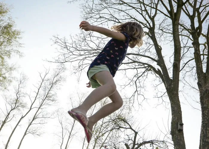 Image d'illustration d'un enfant qui saute sur un trampoline